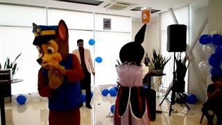 عروسک تنپوش چیس و کرومی در جشن شرکتی