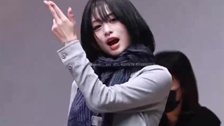 آهیون  از BABYMONSTERیکی از چالش ـای وایرال تیک‌تاک رو در فن ساینشون  انجام داد.