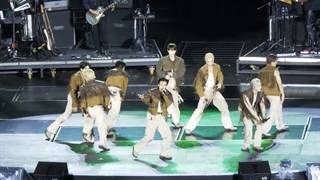 اجرای آهنگ bleep در کنسرت تور دومینت استری کیدز