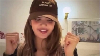 دخملم لیسا امروز لایو داشته و یه عالمه حرف زده اگه بتونم ترجمه حرفاش رو براتون میزارم.کپ