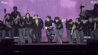 اجرای آهنگ BURNIN TIRES از STRAY KIDS روز آخر تور کنسرت DominATE♡♡