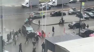 یورش مهاجران با بیل و میله آهنی به سمت مردم در خیابان‌های مسکو (۱)