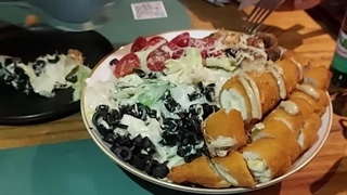 خوشمزه ترین سالاد سزار در کافه ازون یوسف آباد تهران