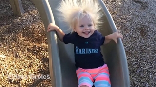 لحظات خنده دار سرسره بازی بچه ها