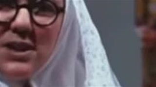 سکانسی از بازی زنده‌یاد زویا امامی در سریال «در چشم باد»