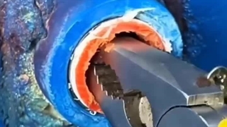 شیر پیسوار شکسته در لوله را با انبردست خارج کنید