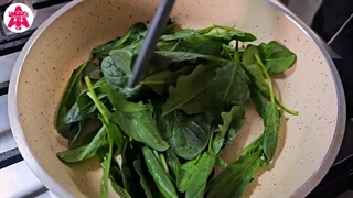 طرز تهیه سالاد بیکن و اسفناج