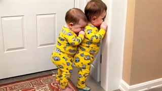 کودک دوست داشتنی که نمی تواند از خنده هیستریک دست بردارد