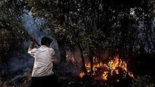 مردم دست خالی در مقابل آتش