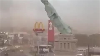 ماکت مجسه آزادی در برزیل بر اثر طوفان سقوط کرد