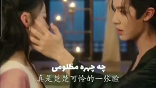 قبلا عاشق هم بودن اما دختره باهاش دشمن شده ولی پسره هنوز دیوونشه