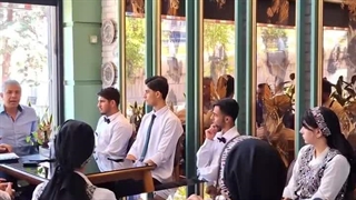 پشتِ هر طعمِ بی‌ نظیر، یک تیمِ هم‌ دل ایستاده است!