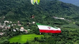 اهتزاز پرچم حسینی و پرچم ایران در تاسوعای 1405 در سواحل گیلان