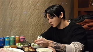 Jungkookiiiii... من هنوز نتونستم این آهنگو ول کنمممم