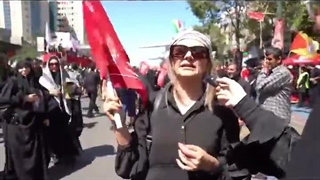 اشک های پاک یک بانوی اهل لامرد برای کودکان میناب.......مهم نیست چه دینی دارد او یک بانوی ایرانی است...