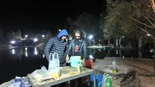 بعد یک روز سخت کنار دریاچه کمپ زدیم و شام درست کردیم (اتراق)