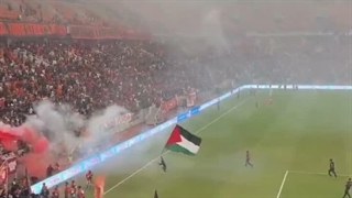 پرچم فلسطین قهرمان در جشن قهرمانی تیم ملی فوتبال اسپانیا در جام جهانی