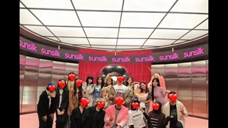 عکس منتشر شده از بیبیز همراه عوامل عکسبرداری و تبلیغات  بیبی مانستر برای Sunsilk