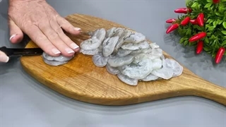 یاد بگیرید که این سالاد سزار کلاسیک را با میگو درست کنید