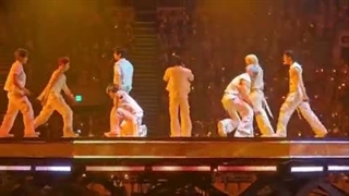 اجرای زنده آهنگ Hellevator از گروه Stray Kids در اولین شب تور جهانی RUN IT. ( کپشن )