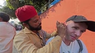 پاکسازی گوش شکنجه گونه در خیابانی از هندوستان