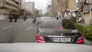 ویدیویی جدید از لحظه بمباران خیابان فردوسی در زمان جنگ رمضان....وقتی با مردم عادی کاری نداره!!....