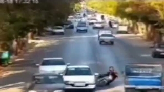 فیلم لحظه مرگ وحشتناک دو موتور سوار زن!