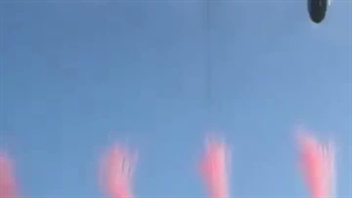 لحظه پرواز دو هواپیما بر فراز ورزشگاه