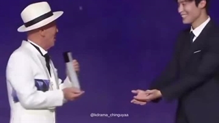 لحظه دریافت جایزه هو نام جون(کپشن مهم)