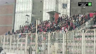 تشویق بانوان هوادار نساجی در حاشیه دیدار با خیبر