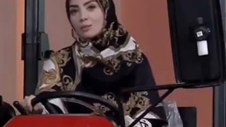 مجری با تراکتور اومده وسط برنامه؛ میگه میخوام باهاش اسرائیل رو شخم بزنم!!!!
