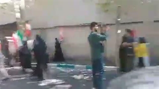 ویدیویی از تجمع عده‌ای مقابل منزل حسن روحانی و درخواست محاکمه‌ی او!