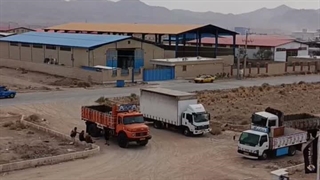 صف کامیون‌ها مقابل کارخانه هیرمان دلیجان