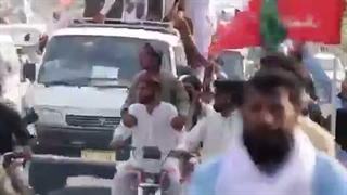 راهپیمایی هزاران نفر در پاکستان برای آزادی عمران خان