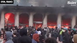 فروریختن مناره ۱۴۳ ساله در فرانسه پس از آتش گرفتن توسط معترضان